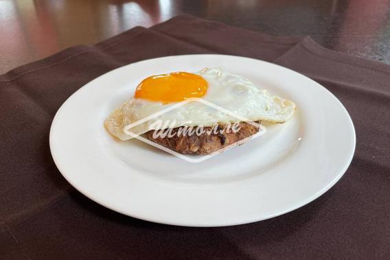 Бифштекс с яйцом